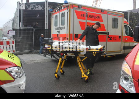 Brancard de roue, camionnette d'ambulance, camion d'ambulance d'incendie, groupe de fourgonnettes d'ambulance.Civière roulable, Allemagne, zone piétonne de Munich. Banque D'Images