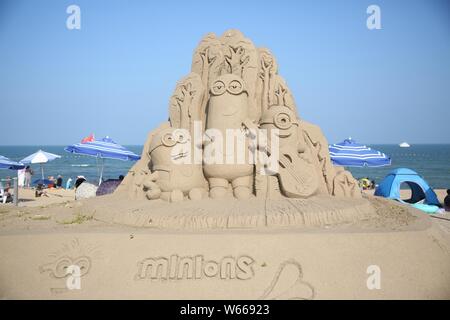 Une sculpture de sable de caractères à partir du film d'animation américain 'Minions' est sur l'affichage sur une plage à Shanghai, la Chine de l'est la province de Shandong, 21 Juillet 2 Banque D'Images