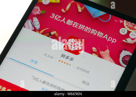 --FILE--un utilisateur de téléphone mobile chinois ressemble à un logo de l'application mobile de plate-forme e-commerce chinois Pinduoduo sur son smartphone dans la ville de Ji'nan, à l'Est Banque D'Images