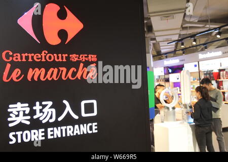 --FILE--Vue d'un supermarché Carrefour à Shanghai, Chine, 22 mai 2018. La France, Carrefour supermarché principal groupe, et Tesco, le plus grand de la Grande-Bretagne re Banque D'Images