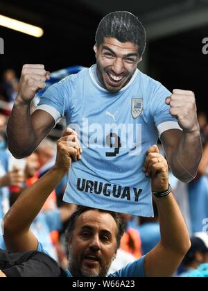 Un fan de football uruguayen est titulaire d'une découpe de Luis Suarez de l'Uruguay pour montrer leur soutien à l'équipe dans le match quart de finale entre l'Uruguay et Franc Banque D'Images