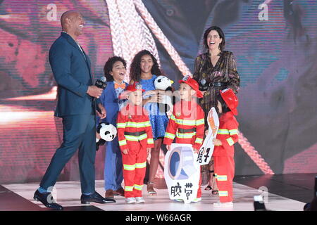 (De gauche) l'acteur américain Dwayne Johnson, l'enfant étoile Noé Cottrell et McKenna, Roberts et l'actrice canadienne Neve Campbell assister à un événement premiere f Banque D'Images