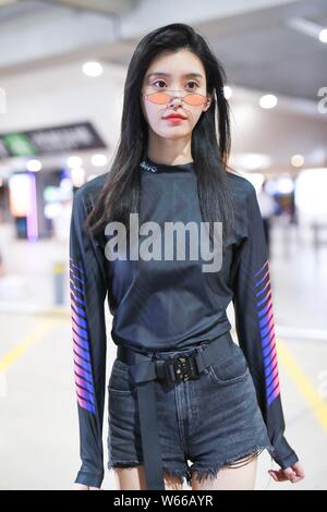 Modèle chinois Xi Mengyao, mieux connu sous le nom de Ming Xi, est photographié à l'aéroport de Shanghai, Chine, le 2 juillet 2018. Banque D'Images