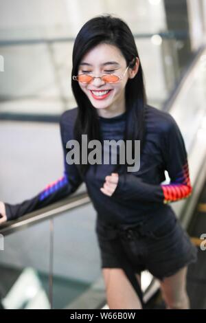 Modèle chinois Xi Mengyao, mieux connu sous le nom de Ming Xi, est photographié à l'aéroport de Shanghai, Chine, le 2 juillet 2018. Banque D'Images