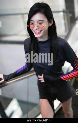 Modèle chinois Xi Mengyao, mieux connu sous le nom de Ming Xi, est photographié à l'aéroport de Shanghai, Chine, le 2 juillet 2018. Banque D'Images