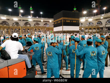 30 juillet 2019, de La Mecque, Arabie saoudite, Jedddah : nettoyer le sol de la Sainte Kaaba à la grande mosquée, pendant le hajj annuel pèlerinage à La Mecque, le 31 juillet 2019. Selon le livre saint des musulmans, le Coran, la Kaaba a été construite par Abraham et son fils Ismael, après Ismael s'étaient installés en Arabie. Des millions de musulmans sont arrivés en Arabie Saoudite pour accomplir leur Hadj Crédit : Ashraf Amra/APA/Images/fil ZUMA Alamy Live News Banque D'Images