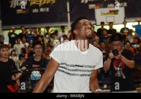 Star de la NBA Donovan Mitchell montre ses compétences de basket-ball pendant le 'roi de jeu amateur' à Shanghai, Chine, le 29 juillet 2018. Banque D'Images