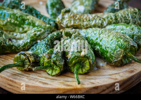 Poivrons frits Padron une planche en bois sur tapa Banque D'Images