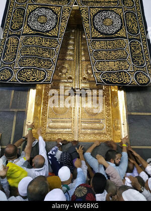 30 juillet 2019, de La Mecque, Arabie saoudite, Jedddah : pèlerins musulmans kiss et toucher le mur de la Kaaba dans le Tawaf al Ifada pendant le pèlerinage annuel à La Mecque, le 31 juillet 2019. Selon le livre saint des musulmans, le Coran, la Kaaba a été construite par Abraham et son fils Ismael, après Ismael s'étaient installés en Arabie. Des millions de musulmans sont arrivés en Arabie Saoudite pour accomplir leur Hadj Crédit : Ashraf Amra/APA/Images/fil ZUMA Alamy Live News Banque D'Images