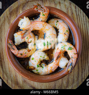 Tapas, tapas espagnoles traditionnelles et sur le bol en céramique. Banque D'Images