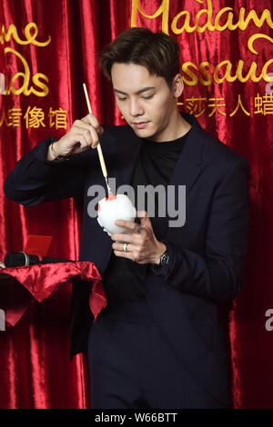 Hong Kong, chanteur et acteur William Chan pose au cours d'une cérémonie de dévoilement d'une figure de cire de lui au musée de cire Madame Tussauds à Beijing, Chine Banque D'Images