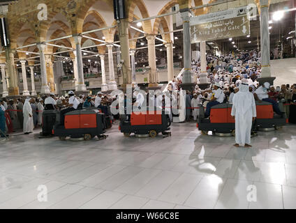 30 juillet 2019, de La Mecque, Arabie saoudite, Jedddah : nettoyer le sol de la Sainte Kaaba à la grande mosquée, pendant le hajj annuel pèlerinage à La Mecque, le 31 juillet 2019. Selon le livre saint des musulmans, le Coran, la Kaaba a été construite par Abraham et son fils Ismael, après Ismael s'étaient installés en Arabie. Des millions de musulmans sont arrivés en Arabie Saoudite pour accomplir leur Hadj Crédit : Ashraf Amra/APA/Images/fil ZUMA Alamy Live News Banque D'Images