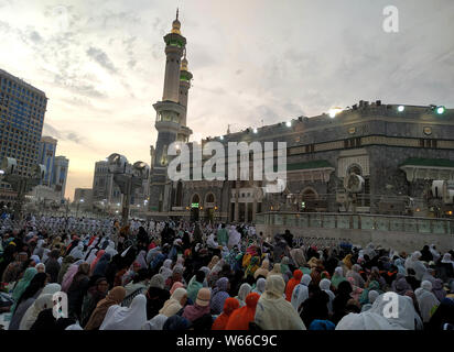30 juillet 2019, de La Mecque, Arabie saoudite, Jedddah : pèlerins musulmans prier autour de la Sainte Kaaba à la grande mosquée, pendant le hajj annuel pèlerinage à La Mecque, le 31 juillet 2019. Selon le livre saint des musulmans, le Coran, la Kaaba a été construite par Abraham et son fils Ismael, après Ismael s'étaient installés en Arabie. Des millions de musulmans sont arrivés en Arabie Saoudite pour accomplir leur Hadj Crédit : Ashraf Amra/APA/Images/fil ZUMA Alamy Live News Banque D'Images