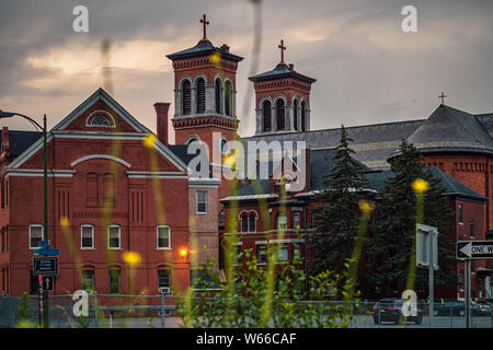 UTICA, NEW YORK - 30 juillet 2019 : Côté Sud de St Joseph & Patrick Église qui 175 ans. Banque D'Images