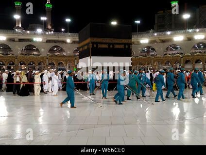 30 juillet 2019, de La Mecque, Arabie saoudite, Jedddah : nettoyer le sol de la Sainte Kaaba à la grande mosquée, pendant le hajj annuel pèlerinage à La Mecque, le 31 juillet 2019. Selon le livre saint des musulmans, le Coran, la Kaaba a été construite par Abraham et son fils Ismael, après Ismael s'étaient installés en Arabie. Des millions de musulmans sont arrivés en Arabie Saoudite pour accomplir leur Hadj Crédit : Ashraf Amra/APA/Images/fil ZUMA Alamy Live News Banque D'Images