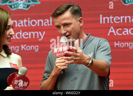 Ancien joueur de football tchèque Vladimir Smicer, gauche, assiste à la cérémonie d'ouverture pour Liverpool International Academy Soccer School à Hong Kong, Chine Banque D'Images