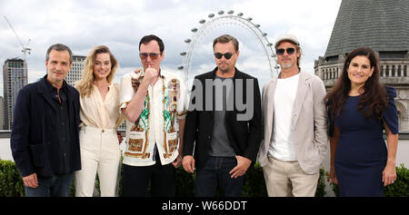 David Heyman, Margot Robbie, Quentin Tarantino, Leonardo DiCaprio, Brad Pitt et Shannon McIntosh assistant à un photocall pour Il était une fois... À Hollywood, qui a eu lieu au Corinthia Hotel, Londres. Banque D'Images