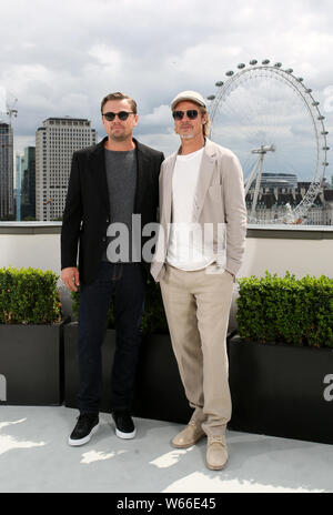 Leonardo DiCaprio et Brad Pitt assistant à un photocall pour Il était une fois... À Hollywood, qui a eu lieu au Corinthia Hotel, Londres. Banque D'Images