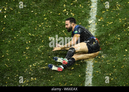 Adil Rami de la France glisse sur la pelouse pour célébrer après la France a battu la Croatie dans leur dernier match pendant la Coupe du Monde de 2018 à Moscou, Russi Banque D'Images