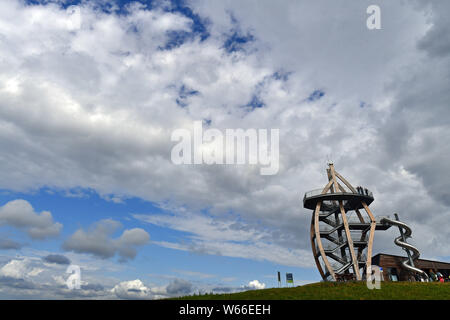 Oberweid, Allemagne. 31 juillet, 2019. Les nuages sont tirant sur la plate-forme d'observation des voiles de Noé dans la Réserve de biosphère de l'UNESCO la Rhön. Il s'agit d'un arrêt de cette année, la tournée d'été de la forêt de Thuringe, Ministre de l'environnement. La visite conduit sur 9 jours et 24 stations le long de la "Grünen" et "Blauer Band' en Thuringe. Crédit : Martin Schutt/dpa-Zentralbild/dpa/Alamy Live News Banque D'Images