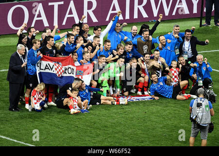 Les joueurs de Croatie célébrer après avoir battu l'Angleterre dans sa demi-finale match pendant la Coupe du Monde de 2018 à Moscou, Russie, 11 juillet 2018. Banque D'Images