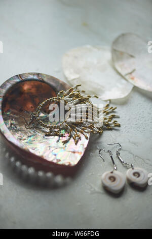 Collection La mer sur fond de marbre gris. Coquillage et nacre earrings. Bijoux d'été. Banque D'Images