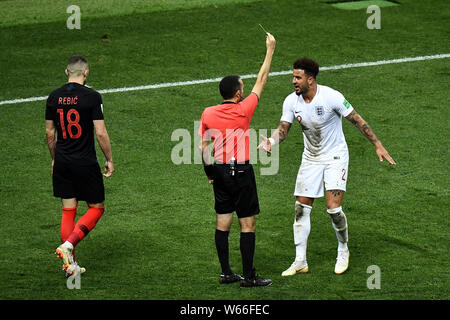 Arbitre Cuneyt Cakir montre une carte jaune à Kyle Walker de l'Angleterre, à droite, à côté d'Ante Rebic de Croatie dans leur match de demi-finale au cours de la FIFA 2018 Banque D'Images