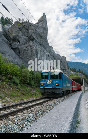 Versam, GR / Suisse - 30. Juillet 2019 : le chemin de fer rhétique train sur les rives du Rhin dans la gorge Ruinaulta dans les Alpes Suisses Banque D'Images