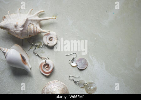 Collection La mer sur fond de marbre gris. Coquillage et nacre earrings. Bijoux d'été. Banque D'Images