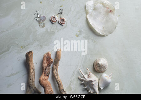 Collection La mer sur fond de marbre gris. Coquillage et nacre earrings. Bijoux d'été. Banque D'Images