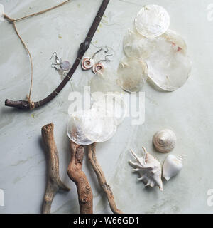 Collection La mer sur fond de marbre gris. Coquillage et nacre earrings. Bijoux d'été. Banque D'Images