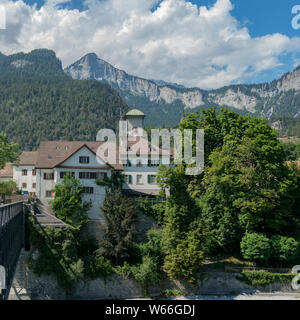 Reichenau, GR / Suisse - 30. Juillet 2019 : Reichenau Château et pont sur le Rhin, avec les Alpes Suisses dans l'arrière-plan Banque D'Images