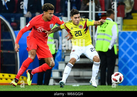 Alli Dele de l'Angleterre, gauche, défis Juan Fernando Quintero de Colombie-Britannique dans leur ronde de 16 match pendant la Coupe du Monde de 2018 à Moscou, Russie, Banque D'Images