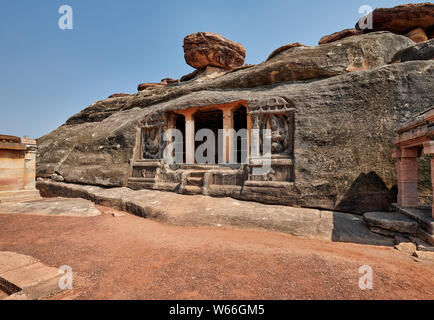 En dehors de Ravana Phadi temples de caverne, Aihole, Karnataka, Inde Banque D'Images