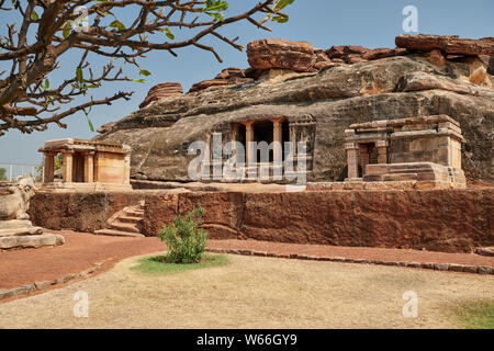 En dehors de Ravana Phadi temples de caverne, Aihole, Karnataka, Inde Banque D'Images