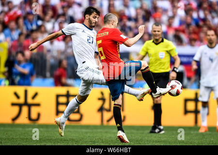 Aleksandr Yerokhin de Russie, gauche, Andres Iniesta défis de l'Espagne dans leur ronde de 16 match pendant la Coupe du Monde de 2018 à Moscou, Russie, 1 Banque D'Images