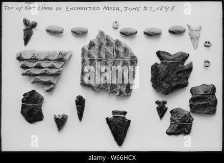 Reliques indiennes (surtout des pointes) trouvés sur la Mesa enchantée, 22 juin 1898, 1900 Banque D'Images