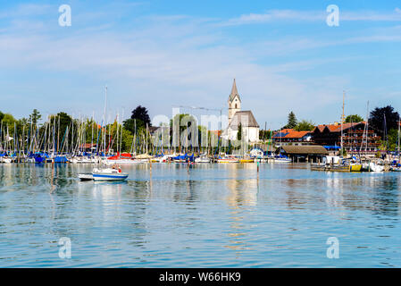 Vue sur le lac de Chiemsee par Grabenstätt, port de plaisance avec bateaux, voiliers. La Bavière, Bayern, Allemagne Banque D'Images