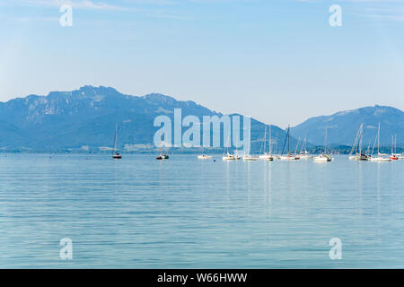 Vue sur le lac de Chiemsee par Grabenstätt avec bateaux, voiliers. La Bavière, Bayern, Allemagne Banque D'Images