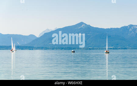 Vue sur le lac de Chiemsee par Grabenstätt avec bateaux, voiliers. La Bavière, Bayern, Allemagne Banque D'Images