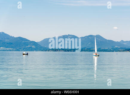 Vue sur le lac de Chiemsee par Grabenstätt avec bateaux, voiliers. La Bavière, Bayern, Allemagne Banque D'Images