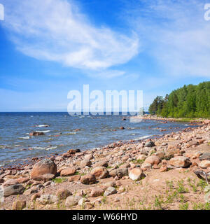 Côte de la mer Baltique en été. Paysage avec de l'eau rive carrés et pierres sous ciel nuageux ciel bleu Banque D'Images