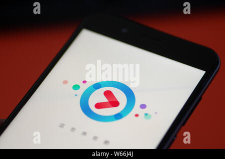 --FILE--un résident chinois local utilise l'application mobile du site de vidéo en ligne Youku.com, une filiale du géant de l'e-commerce chinois Alibaba Group, sur sa sm Banque D'Images
