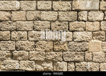 Mur en maçonnerie de blocs de calcaire de vieilles pierres. Texture de fond de l'ancien mur de briques Banque D'Images