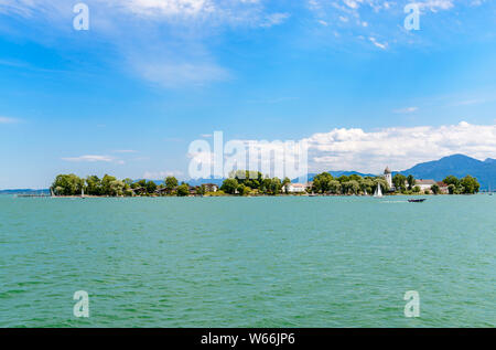 Fraueninsel, sur le lac de Chiemsee Frauenchiemsee avec bateau, voilier, église, monastère. La Bavière, Bayern, Allemagne Banque D'Images