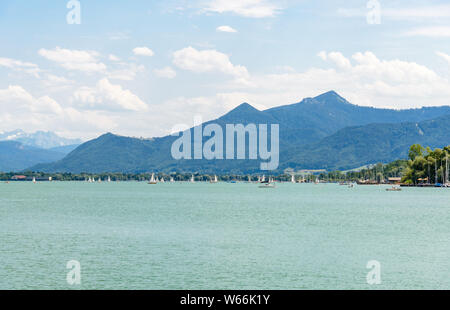 Vue sur le lac de Chiemsee avec bateaux, voiliers. La Bavière, Bayern, Allemagne Banque D'Images