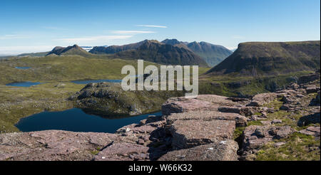 Vue sur Rue Loch Mor vers Beinn Dearg Beag et Beinn Dearg Mor et une Fisherfield Teallach, Forêt, Ecosse Banque D'Images