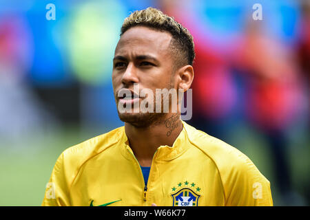 Le Brésil de Neymar chante l'hymne national avant la compétition contre le Costa Rica dans leur groupe e match pendant la Coupe du Monde FIFA 2018 à Saint Petersbu Banque D'Images