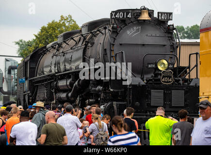 (190731) -- Chicago, 31 juillet 2019 (Xinhua) -- Rassembler les amateurs lors de l'historique grand garçon no 4014 locomotive à vapeur dans l'ouest de Chicago, Illinois, États-Unis, le 29 juillet 2019. Le grand garçon n° 4014 locomotive à vapeur a passé trois jours dans l'ouest de Chicago lors d'une tournée pour commémorer le 150e anniversaire de l'achèvement de l'usine Transcontinental railroad. (Photo par Joel Lerner/Xinhua) Banque D'Images