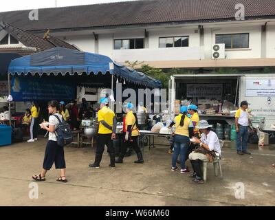 Les bénévoles préparent les aliments et distribuer des fournitures à un centre de support temporaire dans la province de Chiang Rai, Thaïlande, 10 juillet 2018. Les 12 garçons et leur fo Banque D'Images